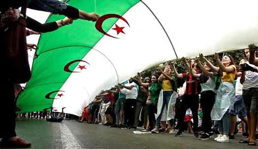 الجيش الجزائري يعلن وقف «جماعة إرهابية» حضّرت لاستهداف الحراك