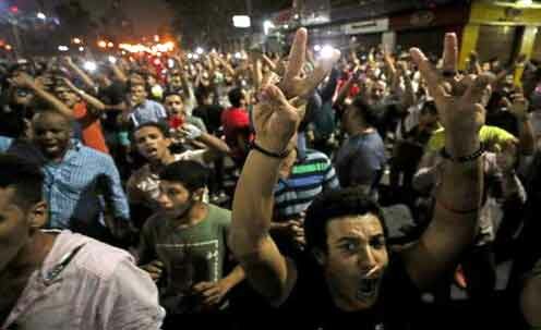 مصر : مئات المحتجين تجمعوا في وسط القاهرة مرددين شعارات مناهضة للحكومة