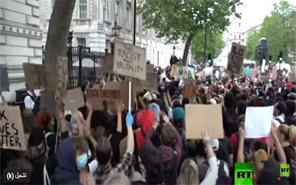 قناة العرب تيفي : آلاف المتظاهرين يحتجون في لندن ضد العنصرية واشتباكات أمام مقر رئيس الوزراء