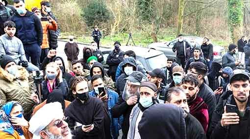 لندن : أبناء الجالية المسلمة في بريطانيا تحتج على نشر صورة كاريكاتورية عن النبي محمد