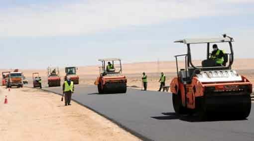 المغرب :عامل إقليم العيون عبد السلام بكرات يتفقد أشغال تهيئة الطريق الوطنية بين العيون والداخلة و التي بلغت نسبة 100 في المئة