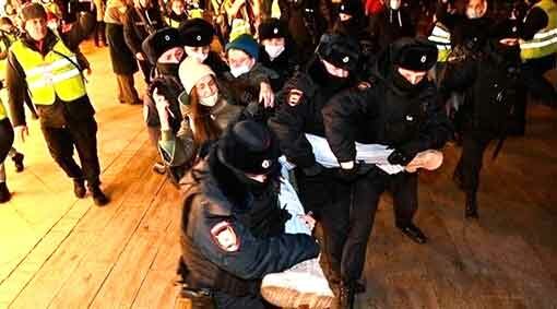 منظمة غير حكومية : روسيا تعتقل أكثر من 250 شخصاً تظاهروا في أنحاء البلاد ضد العملية العسكرية الروسية في أوكرانيا